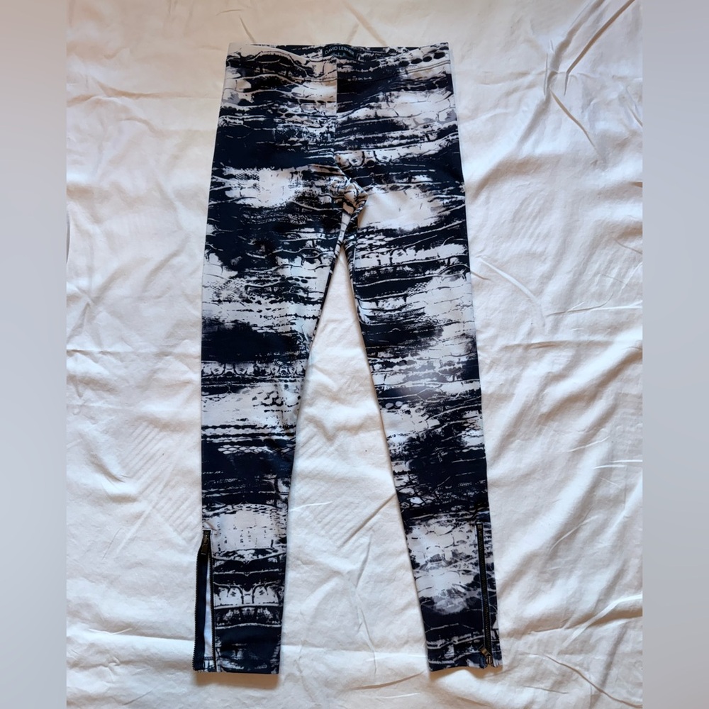 David Lerner Stretch Leggings, Size SMALL, with zipper trim on legs.